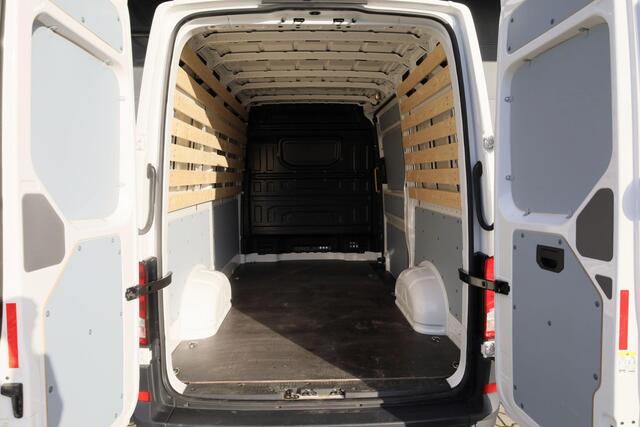 Volkswagen CRAFTER 140 pk Trendline L3H3 | Achteruitrijcamera | Trekhaak | Cruise Control