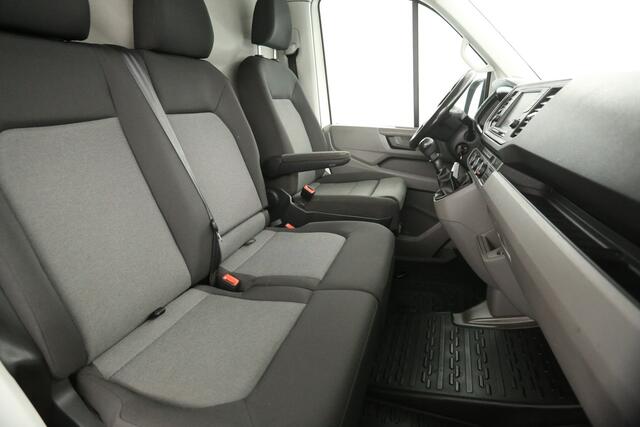 Volkswagen CRAFTER 35 2.0 TDI L3H3 177PK 3500kg Trekgew. Trekhaak Airco Cruise PDC 3 Persoons