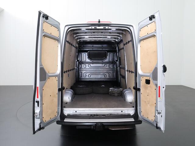 Volkswagen CRAFTER 2.0TDI 177PK L3H3 Highline | Navigatie | Camera | 3-Persoons | Trekhaak 3500Kg