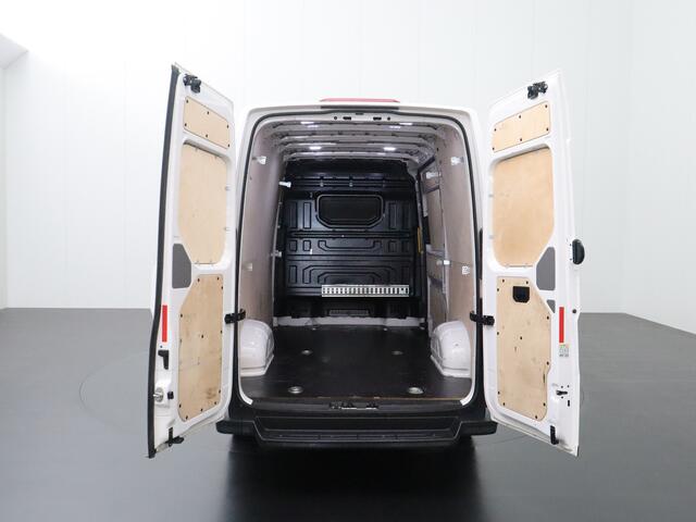 Volkswagen CRAFTER 2.0TDI 177PK L3H3 | Airco | Cruise | 3-Persoons | Betimmering