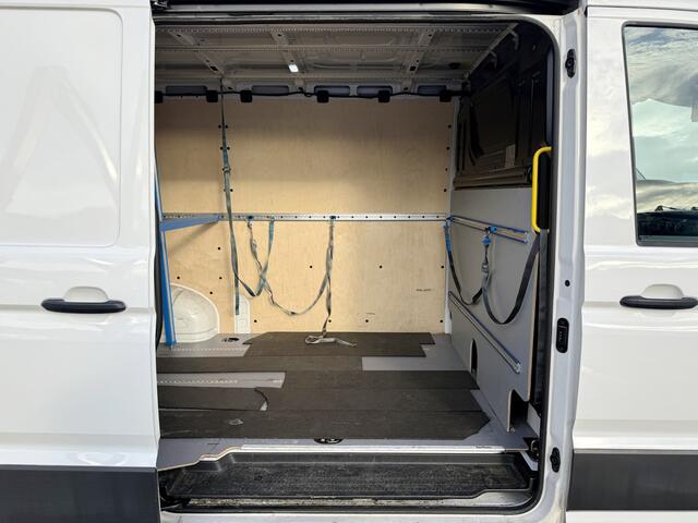 Volkswagen CRAFTER Volkswagen Crafter 2.0 TDI 102PK L3H2 Airco Lat betimmering Parkeersensoren voor achter