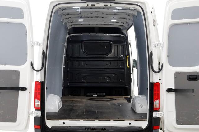 Volkswagen CRAFTER 35 2.0 TDI 177pk RWD L3H3 (L2H2) Airco/Navi/Camera Trekhaak 3500kg 09-2021