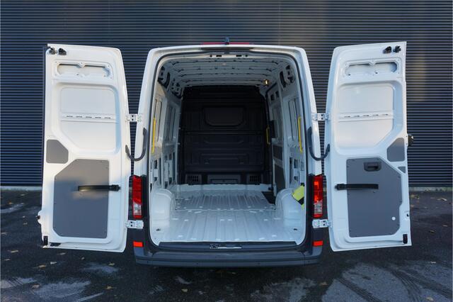 Volkswagen CRAFTER 140 PK Automaat L3H3/L2H2 Facelift Apple Carplay Camera Cruise Comfortstoel LED BPM Vrij!