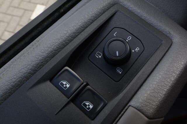 Volkswagen CRAFTER 30 2.0 TDI L3H3 Highline 103KW/140PK DSG, NL auto 1e eigenaar door ons geleverd en onderhouden, Achteruitrijcamera, trekhaak, ergo stoel, parkeersensoren rondom