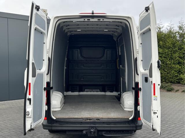 Volkswagen CRAFTER 2.0 TDI 141 PK / DSG AUTOMAAT / L3H3 / 3 TONS TREKHAAK / AIRCO / CRUISE / CAMERA / 3-ZITS
