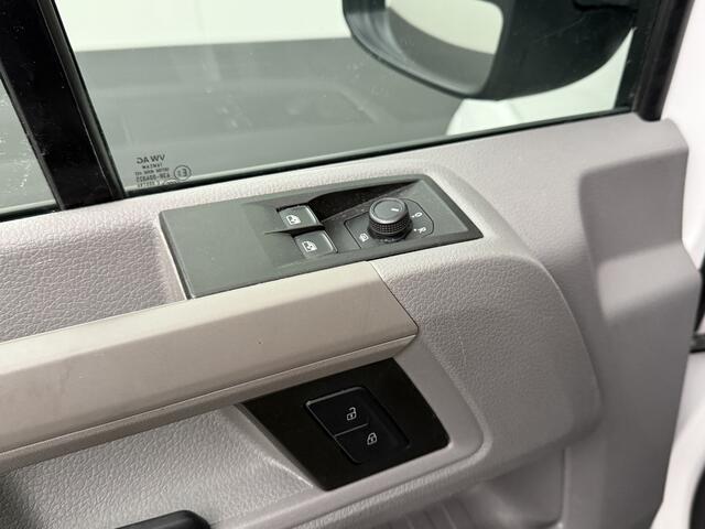 Volkswagen CRAFTER 2.0TDI L3H3 Imperiaal | Trekhaak | Werkplaats | Navigatie | Airco | Cruise | 3-Persoons | Betimmering