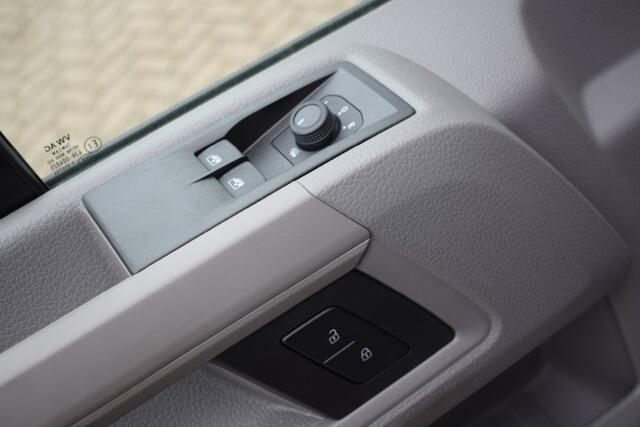 Volkswagen CRAFTER 2.0 TDI L3H3 Highline MY25 AUTOMAAT LED TREKHAAK GEVEERDE STOEL