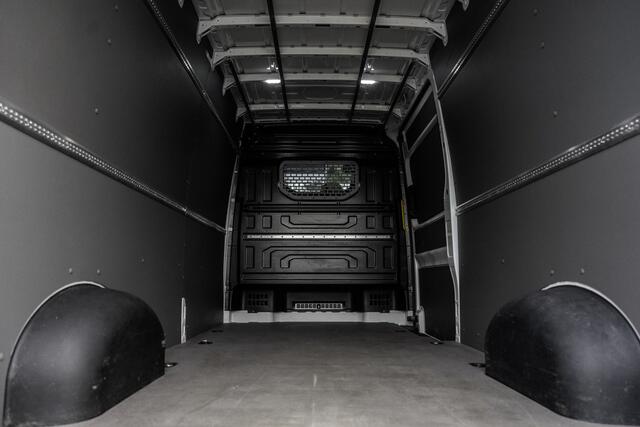 Volkswagen CRAFTER 35 2.0 TDI L4H3 | 177PK | Automaat | NW Interieur | Navi | Camera | Carplay