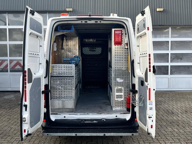 Volkswagen CRAFTER 35 2.0 TDI L3H3 140pk Airco Cruise control Kastinrichting Omvormer Standkachel werkplaats Navigatiesysteem Telefoonverbinding 2-Persoons Camera Euro 6