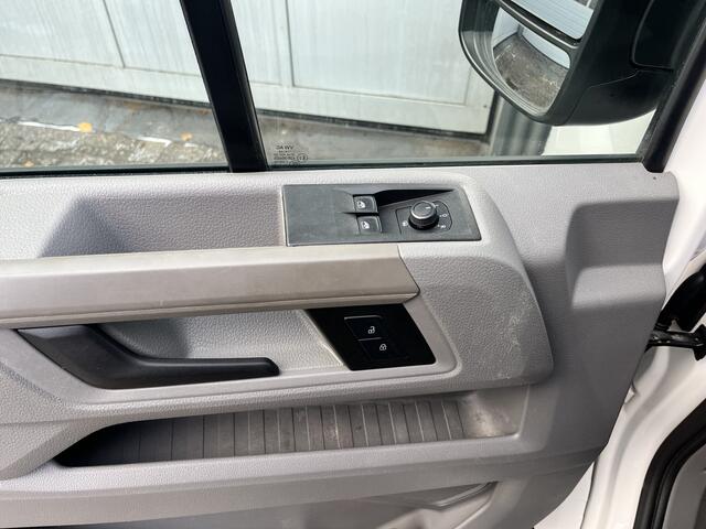 Volkswagen CRAFTER 35 2.0 TDI L3H3 140pk Airco Cruise control Kastinrichting Omvormer Standkachel werkplaats Navigatiesysteem Telefoonverbinding 2-Persoons Camera Euro 6