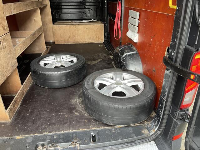 Volkswagen CRAFTER 35 2.0 TDI 140pk automaat L3H3 ( voorheen L2H2 ) Trendline / vaste prijs rijklaar ¤ 16.950 ex btw / lease vanaf ¤ 285 / grijs metallic / airco / cruise / pdc rondom / trekhaak / imperial