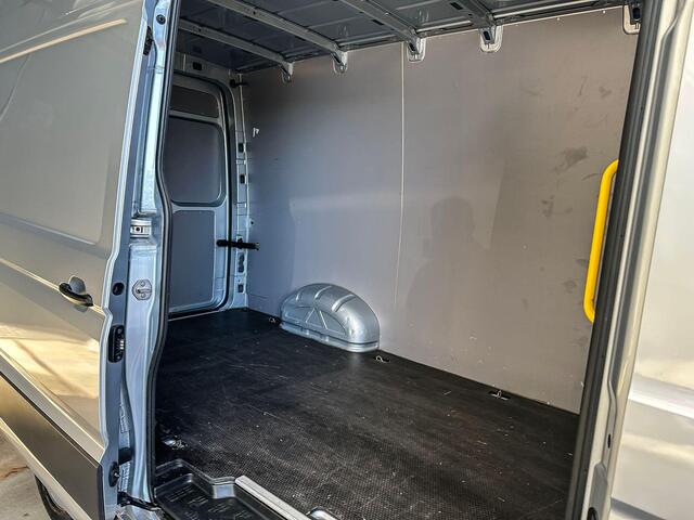 Volkswagen CRAFTER 2.0 TDI 140pk L3H3 | BPM-vrij | DAB | All Seasonbanden | Navigatie | Trekhaak | Sidebars | Betimmering | Camera