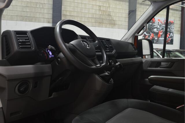 Volkswagen CRAFTER 35 2.0 TDI L3H3 Highline // 181.000 km // AIRCO // CRUISE // CARPLAY // CAMERA // ZWAAILAMP // TREKHAAK //
