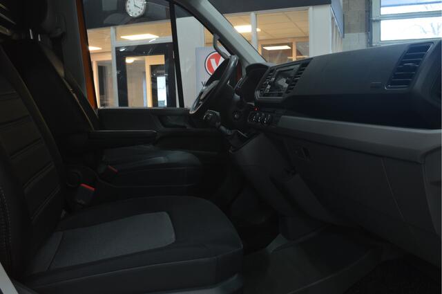 Volkswagen CRAFTER 35 2.0 TDI L3H3 Highline // 181.000 km // AIRCO // CRUISE // CARPLAY // CAMERA // ZWAAILAMP // TREKHAAK //