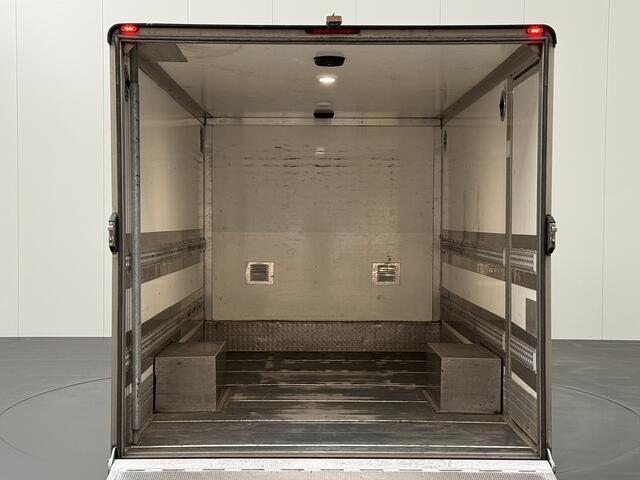 Volkswagen CRAFTER 177PK Automaat Lowliner Bakwagen | Valklep | Oprijklep | Navigatie | 3-Zits | Airco | Dakspoiler