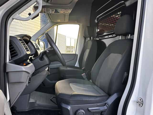 Volkswagen CRAFTER 35 2.0 TDI L4H3 Highline/ D-Riem verv: 151.000 KM!/ Zij-Schuifdeur Rechts/ Trekhaak/ Camera/ Apple + Android/ DAB+/ Navi/ Airco/ Cruise/ Elek. pakket/ Bluetooth/ Armsteun/ Dagrijverl./ Getint glas.