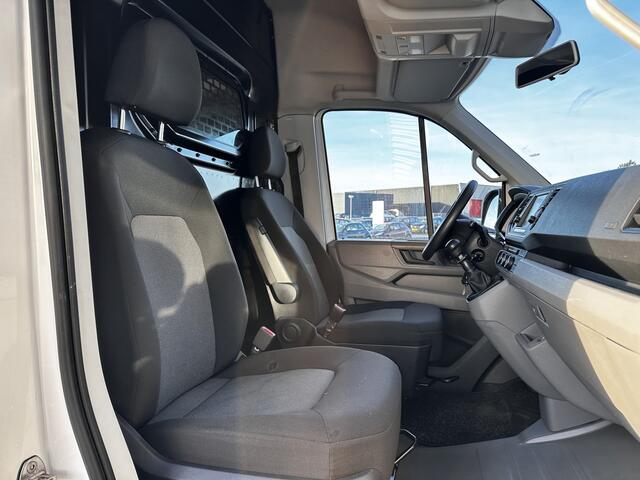 Volkswagen CRAFTER 35 2.0 TDI L4H3 Highline/ D-Riem verv: 151.000 KM!/ Zij-Schuifdeur Rechts/ Trekhaak/ Camera/ Apple + Android/ DAB+/ Navi/ Airco/ Cruise/ Elek. pakket/ Bluetooth/ Armsteun/ Dagrijverl./ Getint glas.