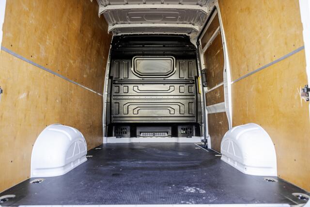 Volkswagen CRAFTER 2.0 TDI L3H3 Trendline | Facelift | 140PK | Carplay | Navi | Cruise | Airco | Trekhaak