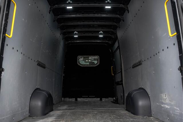 Volkswagen CRAFTER 35 2.0 TDI L5H3 Highline | 177PK | Stoelmassage | LED | Camera | Automaat | Carplay | Cruise | Navi | Airco | Trekhaak | Stoelmasssage