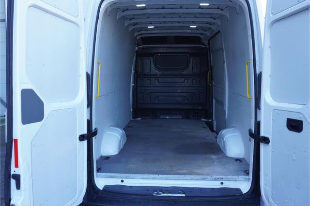 Volkswagen CRAFTER 35 163pk RWD L3H3/L2H2 3500kg Trekhaak Apple Carplay Camera Cruise control Navigatie Tacho