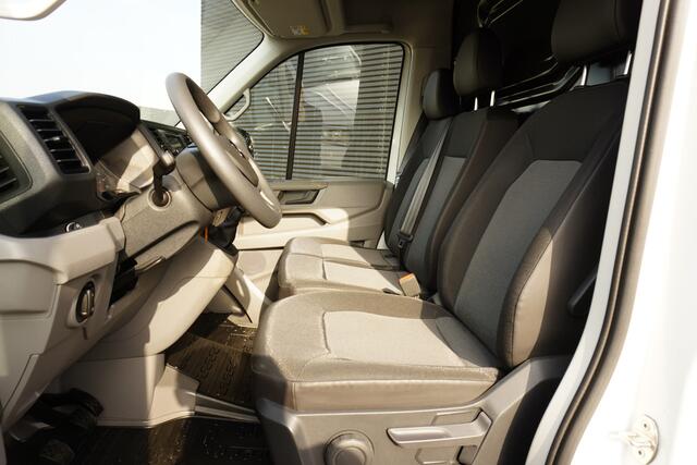 Volkswagen CRAFTER 35 140pk L3H2 / L2H1 Trekhaak Apple Carplay 3-zits Parkeersensoren Euro6