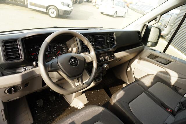 Volkswagen CRAFTER 35 140pk L3H2 / L2H1 Trekhaak Apple Carplay 3-zits Parkeersensoren Euro6