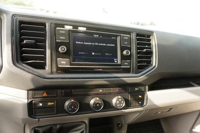 Volkswagen CRAFTER 35 140pk L3H2 / L2H1 Trekhaak Apple Carplay 3-zits Parkeersensoren Euro6