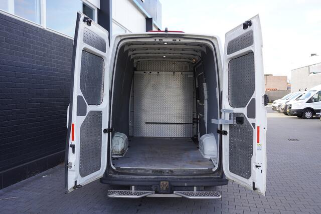 Volkswagen CRAFTER 2.0 TDI 140PK L3H3 EURO 6 - Airco - Cruise - Camera - ¤ 18.950,- Excl.