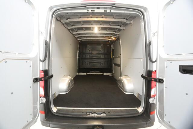 Volkswagen CRAFTER 2.0 TDI L3H2 | 140PK | Airco | Cruise | Trekhaak | 3 Zits | Navi | Carplay | Parkeersens.