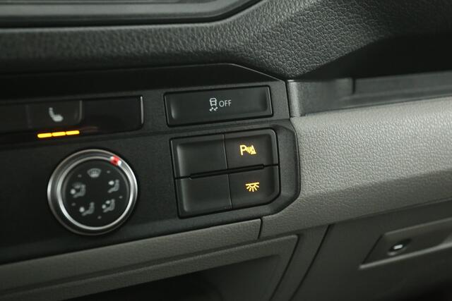 Volkswagen CRAFTER 2.0 TDI L4H3 177PK | Aut. | Airco | Cruise | Camera | Carplay | 3 Zits | Stoelverw. | Parkeersens.