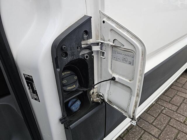 Volkswagen CRAFTER 35 2.0 TDI L3H3 140Pk Automaat Trekhaak Camera CarPlay Euro6!