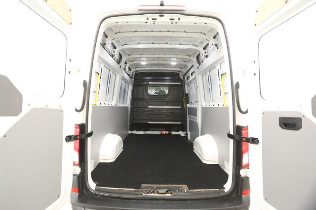 Volkswagen CRAFTER 2.0 TDI L3H3 140PK | 3000KG Trekgew. | Trekhaak | Airco | Adap. Cruise | Camera | Carplay | 3 Zits