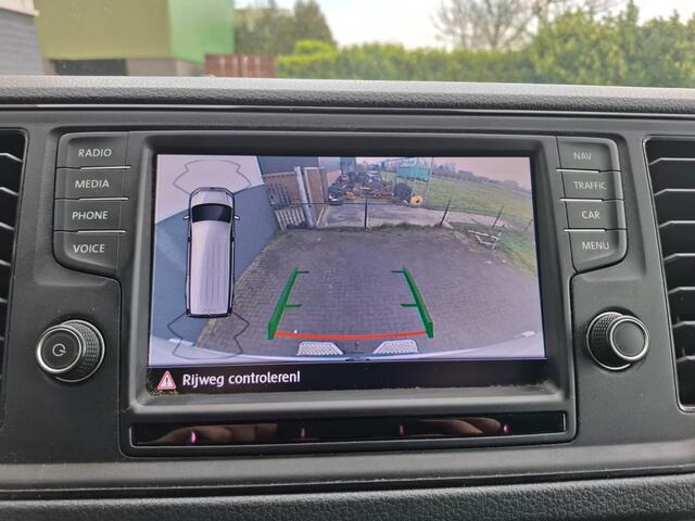 Volkswagen CRAFTER 35 2.0TDI 177pk! L3H3 EL Highline Trekhaak Camera Navi PDC-a+v Dab Treeplanken Schuifdeur Bluetooth EURO-6 CruiseControl Voorruitverwarming Betonplex-Vloer Wandbetimmering Aut.Verlichting Elek.Ramen/Spiegels Euro 6 Krachtige motor 177pk/410Nm zorgt voor 3