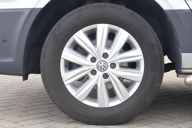 Volkswagen CRAFTER 35 2.0 TDI L3H3 Highline 140PK / 103kW, NL auto 1e eigenaar nieuw door ons geleverd en onderhouden, Full LED, navigatie, 3 zits, park assist, achteruitrijcamera, multifunctioneel stuurwiel, airco, voorruit verwarming, vloer, zijwand bekleding