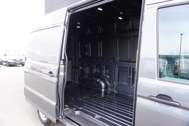 Volkswagen CRAFTER 140pk Automaat L3H3/L2H2 Facelift Digitaal Dashboard Navigatie Apple Carplay LED Camera Parkeersensoren