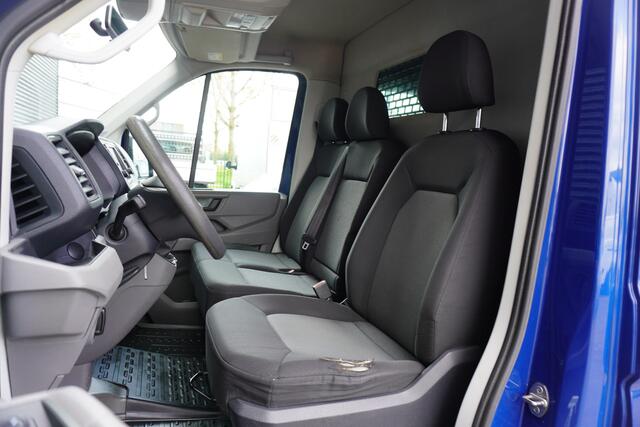 Volkswagen CRAFTER 35 140pk L3H3/L2H2 Navigatie Trekhaak Parkeersensoren Stoelverwarming Airco