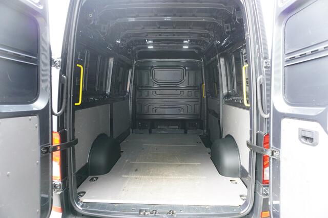 Volkswagen CRAFTER 140pk Automaat L3H3/L2H2 Apple Carplay Navigatie Camera Trekhaak Parkeersensoren 3-Zits Airco Climate control