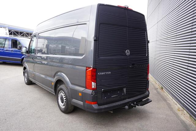 Volkswagen CRAFTER 140pk Automaat L3H3/L2H2 Apple Carplay Navigatie Camera Trekhaak Parkeersensoren 3-Zits Airco Climate control