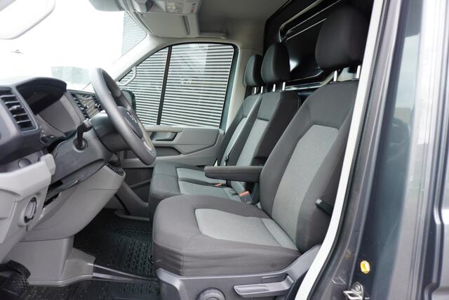 Volkswagen CRAFTER 140pk Automaat L3H3/L2H2 Apple Carplay Navigatie Camera Trekhaak Parkeersensoren 3-Zits Airco Climate control
