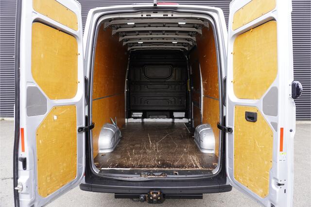 Volkswagen CRAFTER L3H3/L2H2 Trekhaak Camera Navigatie Parkeersensoren Cruise control Airco 3-Zits