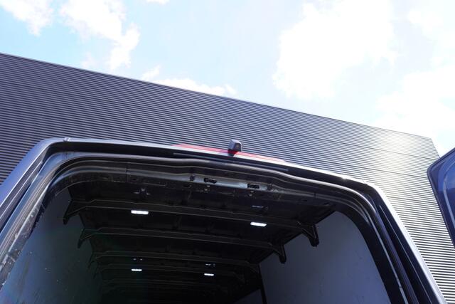 Volkswagen CRAFTER 35 180pk Automaat L3H3/L2H2 Apple Carplay Camera Parkeersensoren Trekhaak Navigatie 3-Zits Cruise control Airco