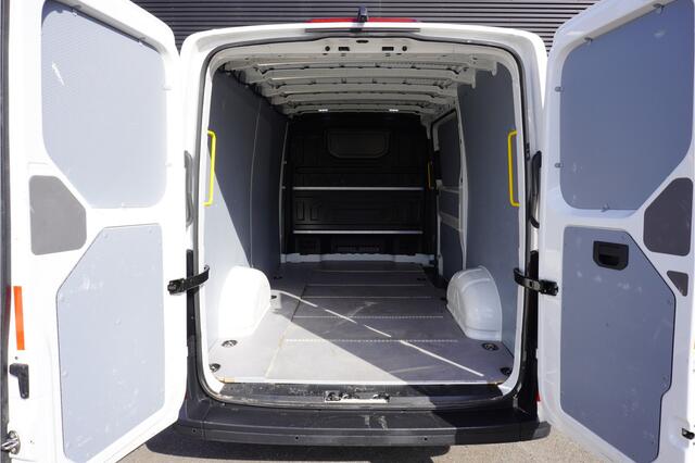 Volkswagen CRAFTER 140pk Automaat L3H2/L2H1 Apple Carplay Camera Navigatie Cruise control 270°C Deuren