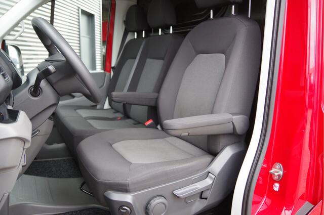 Volkswagen CRAFTER 35 2.0 TDI L3H3 3-ZITS, 177PK, TREKHAAK, CAMERA, ADAPT. CRUISE, VOORRUIT VERWARMING, CARPLAY