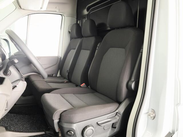 Volkswagen CRAFTER 35 2.0 TDI L3H3 Highline EURO VI 140 pk | Dode hoek detentie | Trekhaak | Verwarmde voorruit