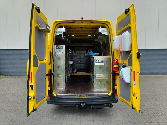 Volkswagen CRAFTER 35 2.0 TDI L3H3 Highline Airco Trekhaak Comfort Plus bestuurdersstoel Cruise Control Camera Pdc Bluetooth Voorruitverwarming Inbouwkasten Omvormer Signaleringsverlichting Betonplex Vloer Wandbetimmering Licht- en regensensor 3.000KG Trekgewicht 1e Eigenaa