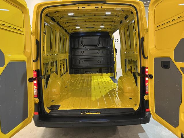 Volkswagen CRAFTER 35 2.0 TDI L3H2 140 PK / Euro 6 / 3.000 KG Trekgewicht / Airco / Camera / Carplay