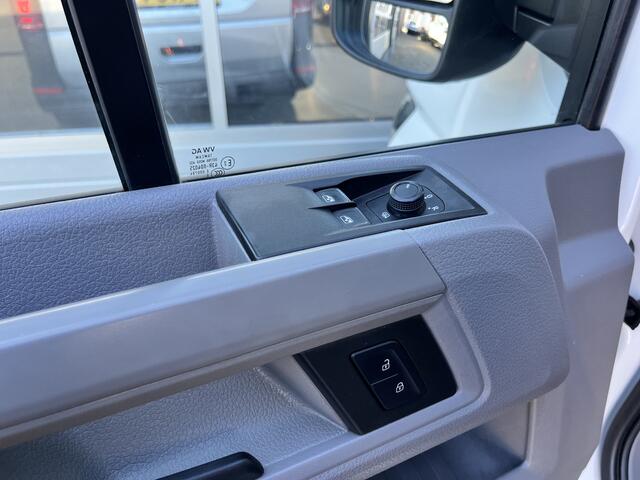 Volkswagen CRAFTER 35 2.0 TDI L3 Fassi Laadkraan M15A Trekhaak 3500 kg trekgewicht Airco Apple carplay Cruise controle 3-Persoons Kastinrichting Open laadbak Pick-up Euro 6 Bakwagen P-up Telefoonverbinding