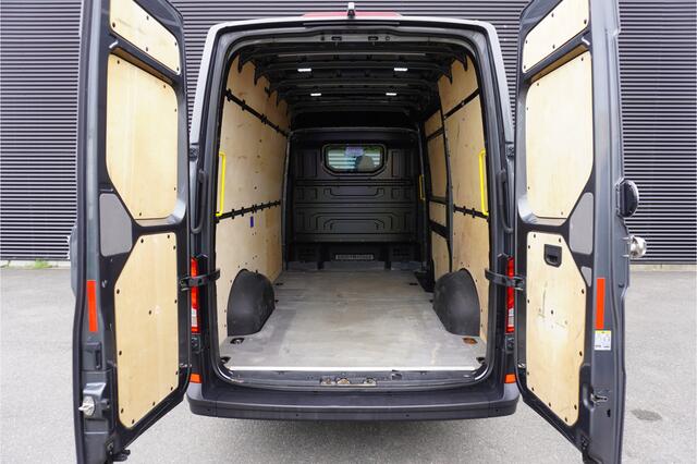 Volkswagen CRAFTER 140pk Automaat L3H3/L2H2 Camera Parkeersensoren 3-Zits Kunstleder Airco Cruise control