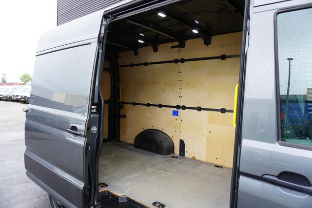 Volkswagen CRAFTER 140pk Automaat L3H3/L2H2 Camera Parkeersensoren 3-Zits Kunstleder Airco Cruise control