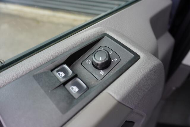 Volkswagen CRAFTER 140pk Automaat L3H3/L2H2 Camera Parkeersensoren 3-Zits Kunstleder Airco Cruise control